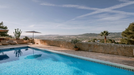 Luxe villa te koop in Can Furnet, Ibiza – Spectaculair uitzicht en gastenverblijf
