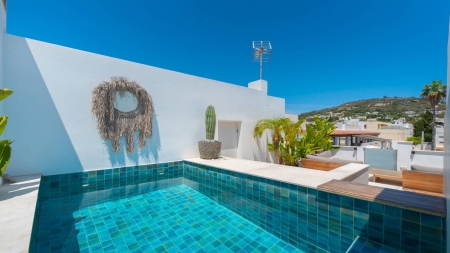 Luxe penthouse met privézwembad en zeezicht in Jesús, Ibiza