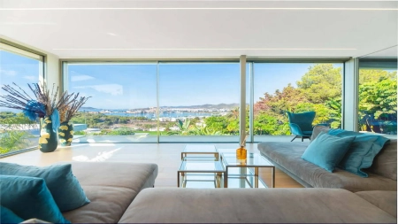 Luxe villa te koop met zeezicht in Cap Martinet