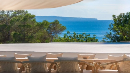 Luxe Villa met Zeezicht te Koop in Sa Caleta met Beachclub Zwembad en Uitzicht op Formentera