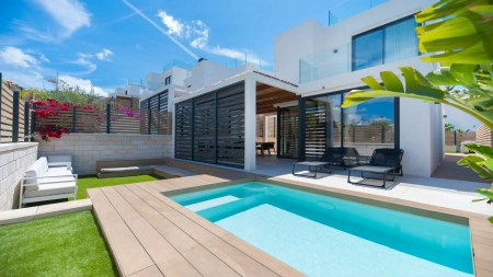 Luxe villa nabij Cala Tarida met zeezicht, dakterras en privézwembad