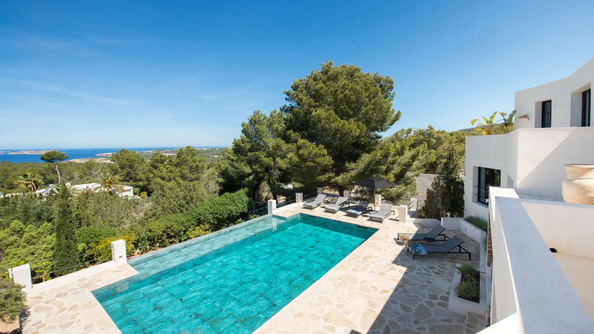 Luxe villa met verhuurlicentie en zeezicht in Cala Tarida