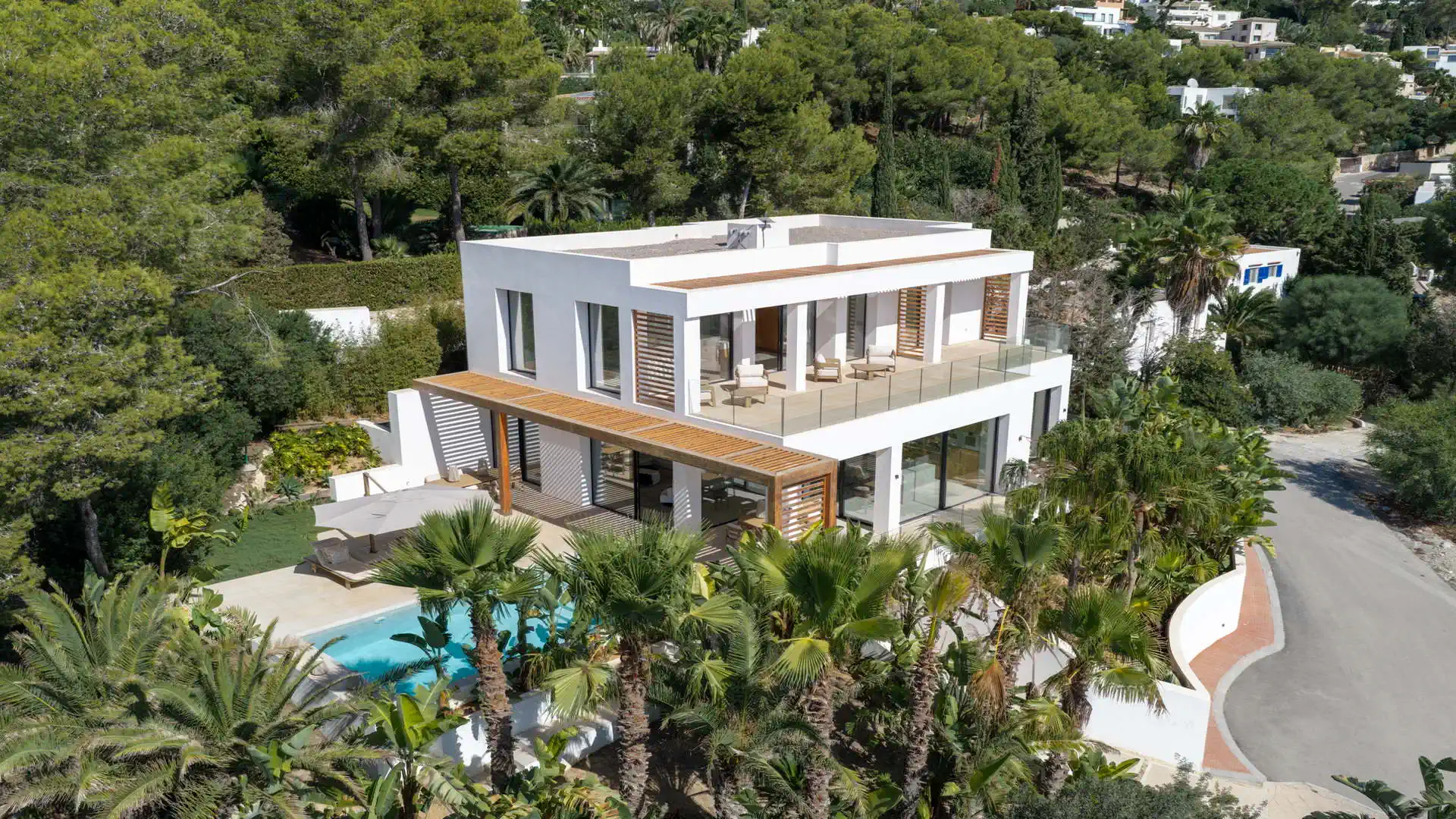 Luchtfoto van moderne villa in Can Furnet met privézwembad